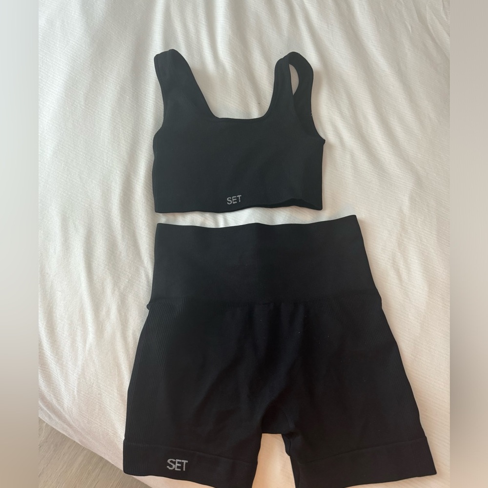 SET active black bra and biker shorts set small